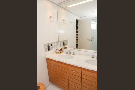 Apartamento à venda com 136m², 3 quartos e 3 vagas Apartamento à venda com 136m², 3 quartos e 3 vagasBanheiro da Suíte 1