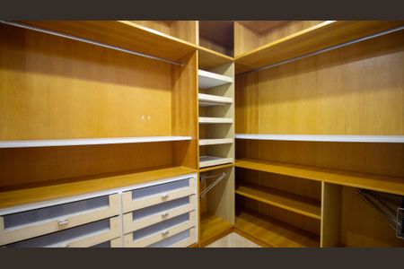 Casa de condomínio à venda com 600m², 4 quartos e 4 vagas Casa de condomínio à venda com 600m², 4 quartos e 4 vagasCloset da Suíte 4