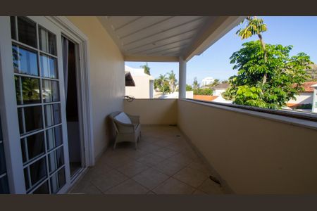 Casa de condomínio à venda com 600m², 4 quartos e 4 vagas Casa de condomínio à venda com 600m², 4 quartos e 4 vagasVaranda da Suíte 3 e 4