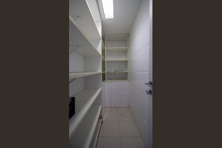 Casa de condomínio à venda com 600m², 4 quartos e 4 vagas Casa de condomínio à venda com 600m², 4 quartos e 4 vagasDespensa