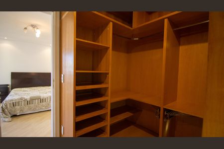 Casa de condomínio à venda com 600m², 4 quartos e 4 vagas Casa de condomínio à venda com 600m², 4 quartos e 4 vagasCloset da Suíte 3