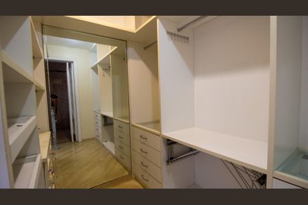 Casa de condomínio à venda com 600m², 4 quartos e 4 vagas Casa de condomínio à venda com 600m², 4 quartos e 4 vagasCloet da Suíte 2