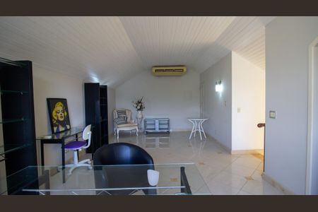 Casa de condomínio à venda com 600m², 4 quartos e 4 vagas Casa de condomínio à venda com 600m², 4 quartos e 4 vagasÁrea do Sótão