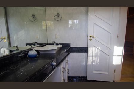 Casa de condomínio à venda com 600m², 4 quartos e 4 vagas Casa de condomínio à venda com 600m², 4 quartos e 4 vagasBanheiro da Suíte 3