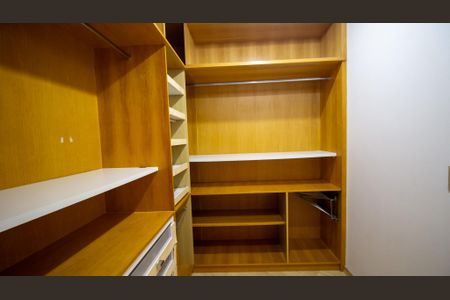 Casa de condomínio à venda com 600m², 4 quartos e 4 vagas Casa de condomínio à venda com 600m², 4 quartos e 4 vagasCloset da Suíte 4