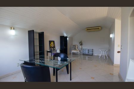 Casa de condomínio à venda com 600m², 4 quartos e 4 vagas Casa de condomínio à venda com 600m², 4 quartos e 4 vagasÁrea do Sótão