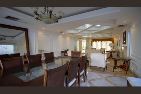 Casa de condomínio à venda com 600m², 4 quartos e 4 vagas Casa de condomínio à venda com 600m², 4 quartos e 4 vagasSala