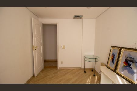 Casa de condomínio à venda com 600m², 4 quartos e 4 vagas Casa de condomínio à venda com 600m², 4 quartos e 4 vagasQuarto