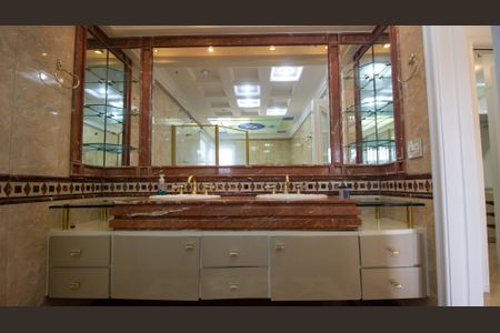 Casa de condomínio à venda com 600m², 4 quartos e 4 vagas Casa de condomínio à venda com 600m², 4 quartos e 4 vagasBanheiro da Suíte 1