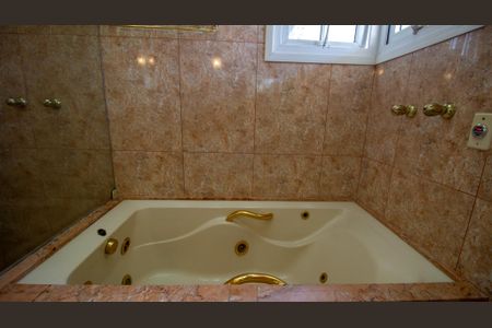 Casa de condomínio à venda com 600m², 4 quartos e 4 vagas Casa de condomínio à venda com 600m², 4 quartos e 4 vagasBanheiro da Suíte 2