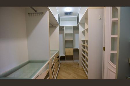 Casa de condomínio à venda com 600m², 4 quartos e 4 vagas Casa de condomínio à venda com 600m², 4 quartos e 4 vagasCloset da Suíte 1