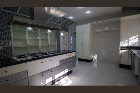 Casa de condomínio à venda com 600m², 4 quartos e 4 vagas Casa de condomínio à venda com 600m², 4 quartos e 4 vagasCozinha