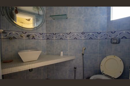 Casa de condomínio à venda com 600m², 4 quartos e 4 vagas Casa de condomínio à venda com 600m², 4 quartos e 4 vagasLavabo do Quintal