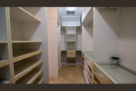 Casa de condomínio à venda com 600m², 4 quartos e 4 vagas Casa de condomínio à venda com 600m², 4 quartos e 4 vagasCloset da Suíte 1