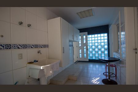 Casa de condomínio à venda com 600m², 4 quartos e 4 vagas Casa de condomínio à venda com 600m², 4 quartos e 4 vagasÁrea de Serviço