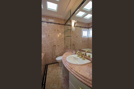 Casa de condomínio à venda com 600m², 4 quartos e 4 vagas Casa de condomínio à venda com 600m², 4 quartos e 4 vagasBanheiro da Suíte 2