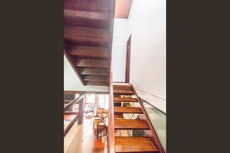 Casa de condomínio à venda com 176m², 3 quartos e 2 vagas Casa de condomínio à venda com 176m², 3 quartos e 2 vagasEscada