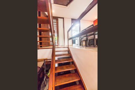 Casa de condomínio à venda com 176m², 3 quartos e 2 vagas Casa de condomínio à venda com 176m², 3 quartos e 2 vagasEscada