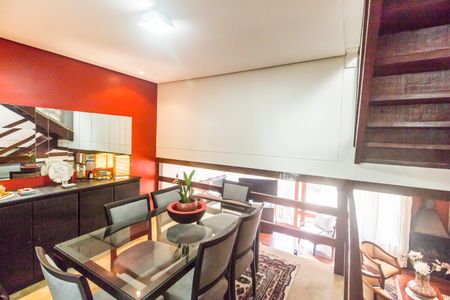 Casa de condomínio à venda com 176m², 3 quartos e 2 vagas Casa de condomínio à venda com 176m², 3 quartos e 2 vagasEscada