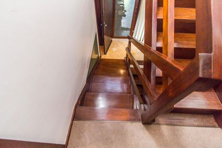 Casa de condomínio à venda com 176m², 3 quartos e 2 vagas Casa de condomínio à venda com 176m², 3 quartos e 2 vagasEscada