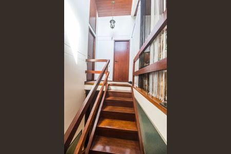 Casa de condomínio à venda com 176m², 3 quartos e 2 vagas Casa de condomínio à venda com 176m², 3 quartos e 2 vagasEscada