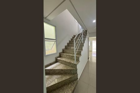 Casa para alugar com 117m², 3 quartos e 2 vagas Casa para alugar com 117m², 3 quartos e 2 vagasEscada