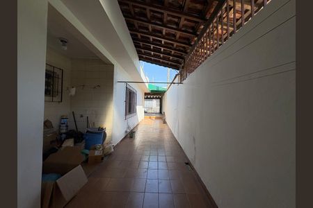 Casa para alugar com 160m², 2 quartos e 2 vagas Casa para alugar com 160m², 2 quartos e 2 vagasQuintal lateral