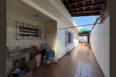 Casa para alugar com 160m², 2 quartos e 2 vagas Casa para alugar com 160m², 2 quartos e 2 vagasQuintal lateral