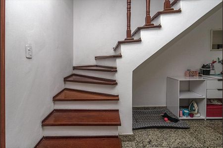 Casa à venda com 160m², 4 quartos e 2 vagas Casa à venda com 160m², 4 quartos e 2 vagasEscada