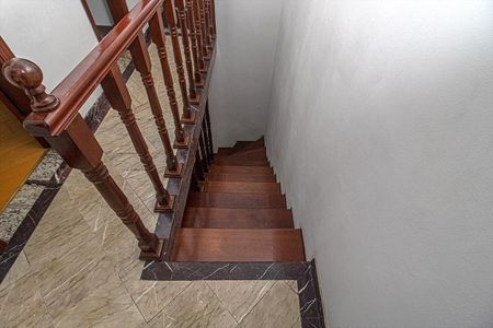 Casa à venda com 160m², 4 quartos e 2 vagas Casa à venda com 160m², 4 quartos e 2 vagasEscada