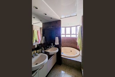 Apartamento à venda com 420m², 5 quartos e 6 vagas Apartamento à venda com 420m², 5 quartos e 6 vagasBanheiro da Suíte 1
