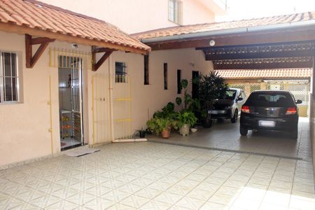 Casa à venda com 220m², 3 quartos e 8 vagasQuintal e garagem