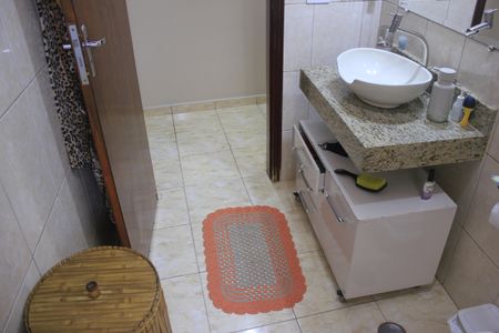 Casa à venda com 220m², 3 quartos e 8 vagasBanheiro 2