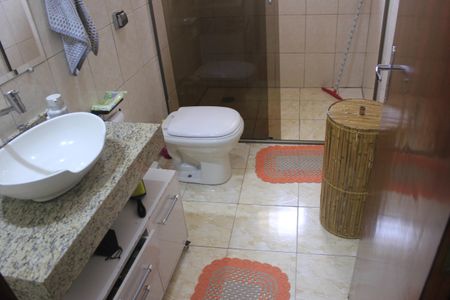 Casa à venda com 220m², 3 quartos e 8 vagasBanheiro 2