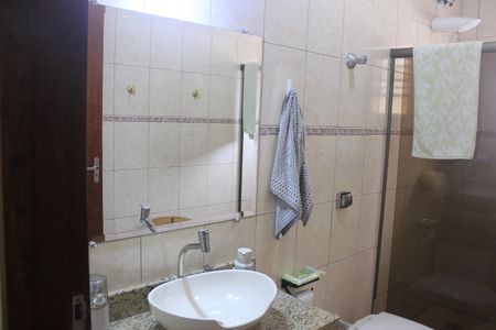 Casa à venda com 220m², 3 quartos e 8 vagasBanheiro 2