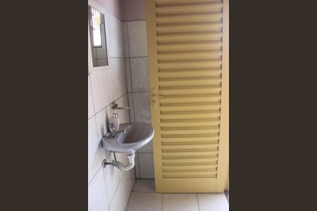 Casa à venda com 220m², 3 quartos e 8 vagasBanheiro de Serviço