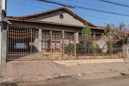 Casa à venda com 360m², 3 quartos e 2 vagas Casa à venda com 360m², 3 quartos e 2 vagasFachada