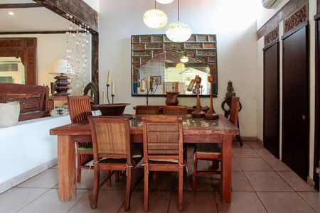 Casa de condomínio à venda com 560m², 4 quartos e 4 vagas Casa de condomínio à venda com 560m², 4 quartos e 4 vagasSala