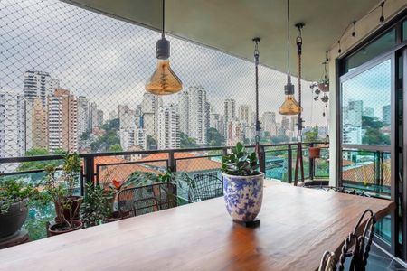 Apartamento à venda com 3 quartos, 258m² em Pacaembu, São Paulo
