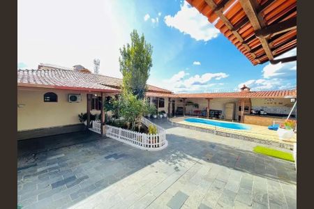 Casa à venda com 308m², 3 quartos e 8 vagas