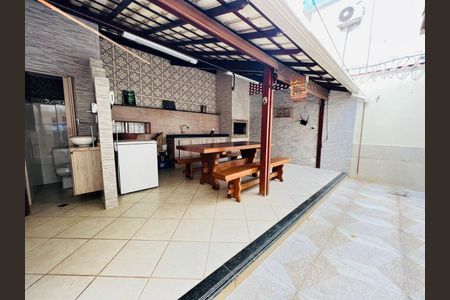 Casa à venda com 180m², 3 quartos e 2 vagas