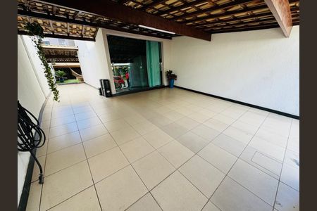 Casa à venda com 120m², 2 quartos e 4 vagas