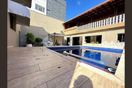 Casa à venda com 342m², 5 quartos e 4 vagas