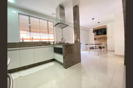 Casa à venda com 342m², 5 quartos e 4 vagas
