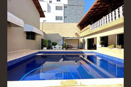 Casa à venda com 342m², 5 quartos e 4 vagas