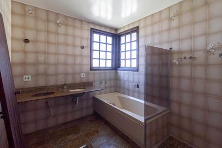 Casa à venda com 500m², 5 quartos e 4 vagasBanheiro da Suíte 1