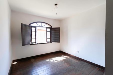 Casa à venda com 500m², 5 quartos e 4 vagasSemi Suíte 1