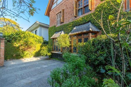 Casa à venda com 208m², 5 quartos e 3 vagas