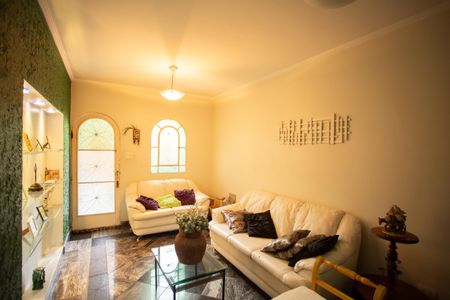 Casa à venda com 660m², 4 quartos e 4 vagas Casa à venda com 660m², 4 quartos e 4 vagasSala