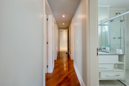 Apartamento à venda com 247m², 4 quartos e 4 vagas Apartamento à venda com 247m², 4 quartos e 4 vagasCorredor